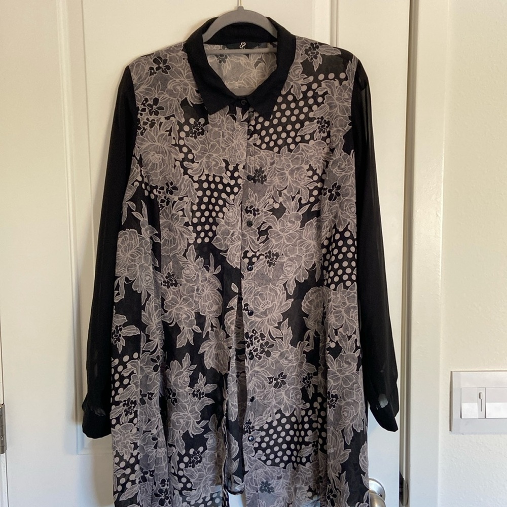 Back and grey tunic with long black sheer sleeves. Size 22. With extra buttons